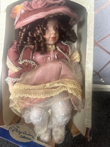 Porzellanpuppe auf schaukel - auf,